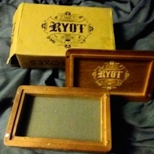 Ryot walnut solid top screen box